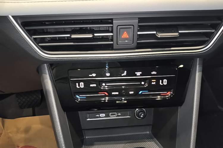 Used Volkswagen Tiguan L 2024 Outstanding Model 300TSI Automatic Two-Wheel Drive Longteng Edition Audio And AC Panel
