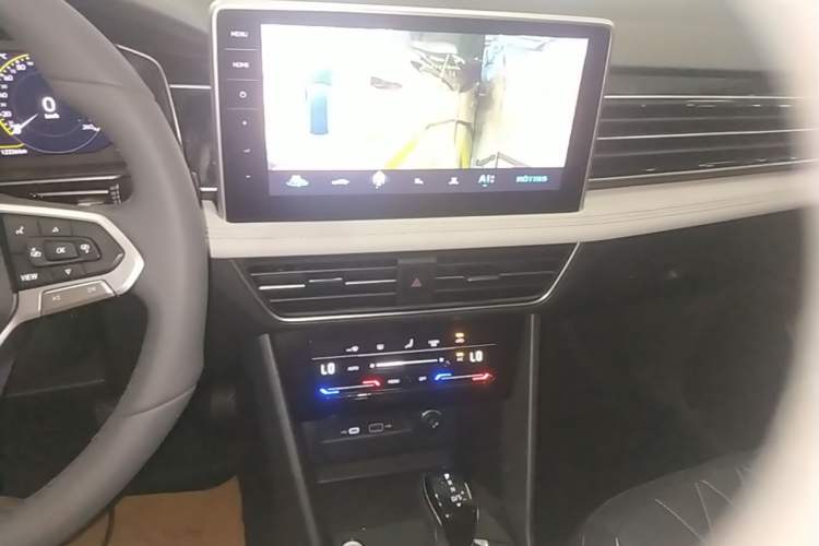 Used Volkswagen Tiguan L 2024 Outstanding Model 300TSI Automatic Two-Wheel Drive Longteng Edition Audio And AC Panel