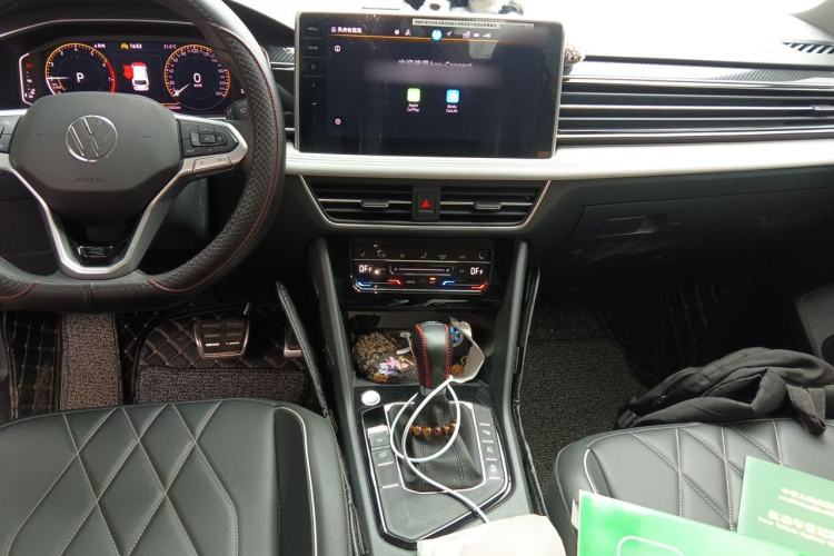 Used Volkswagen Tiguan L 2024 Outstanding Model 330TSI Automatic Two-Wheel Drive R-Line Dragon Glory Edition Center Console