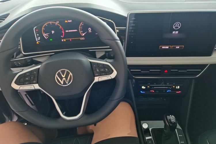 Used Volkswagen Tiguan L 2024 Outstanding Model 300TSI Automatic Two-Wheel Drive Longteng Edition Center Console