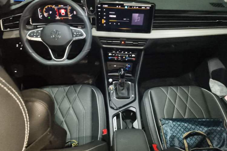 Used Volkswagen Tiguan L 2024 Outstanding Model 300TSI Automatic Two-Wheel Drive Longteng Edition Center Console