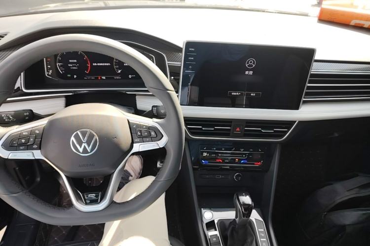 Used Volkswagen Tiguan L 2024 Outstanding Model 330TSI Automatic Two-Wheel Drive R-Line Dragon Glory Edition Center Console