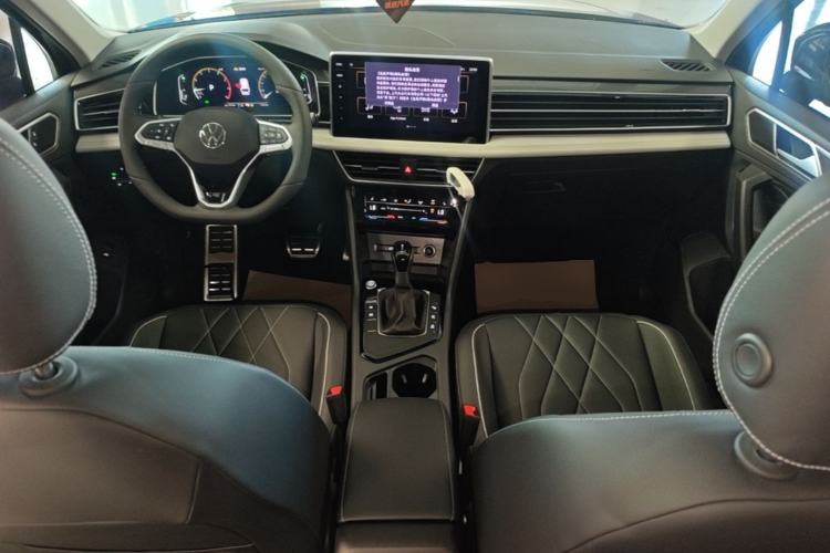 Used Volkswagen Tiguan L 2024 Outstanding Model 330TSI Automatic Two-Wheel Drive R-Line Dragon Glory Edition Center Console
