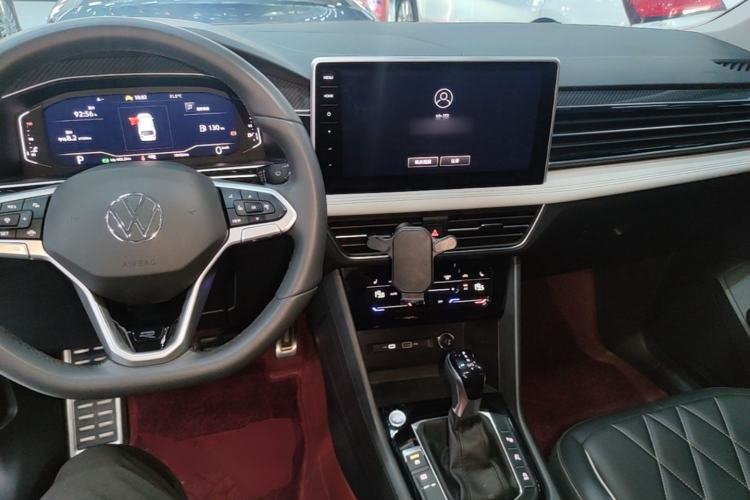 Used Volkswagen Tiguan L 2024 Outstanding Model 330TSI Automatic Two-Wheel Drive R-Line Dragon Glory Edition Center Console