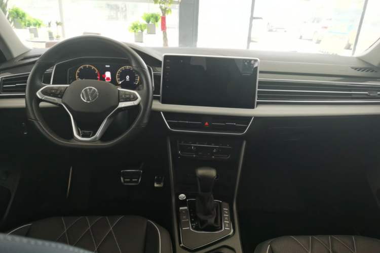 Used Volkswagen Tiguan L 2024 330TSI Automatic Two-Wheel Drive R-Line Enhanced Edition Center Console