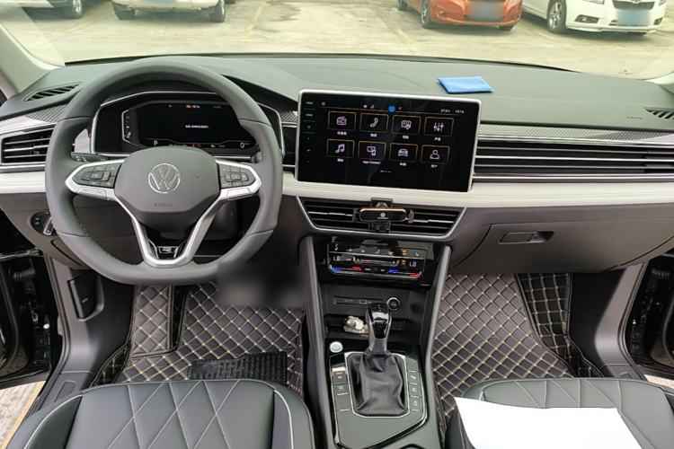 Used Volkswagen Tiguan L 2024 Outstanding Model 330TSI Automatic Two-Wheel Drive R-Line Dragon Glory Edition Center Console