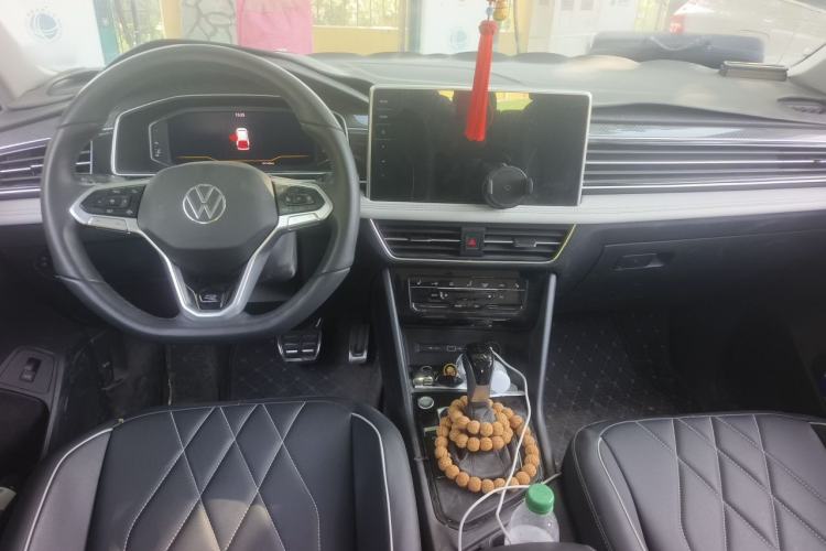 Used Volkswagen Tiguan L 2024 Outstanding Model 330TSI Automatic Two-Wheel Drive R-Line Dragon Glory Edition Center Console
