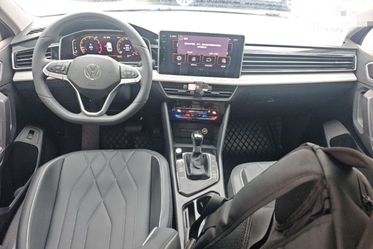 Used Volkswagen Tiguan L 2024 Outstanding Model 300TSI Automatic Two-Wheel Drive Longteng Edition Center Console