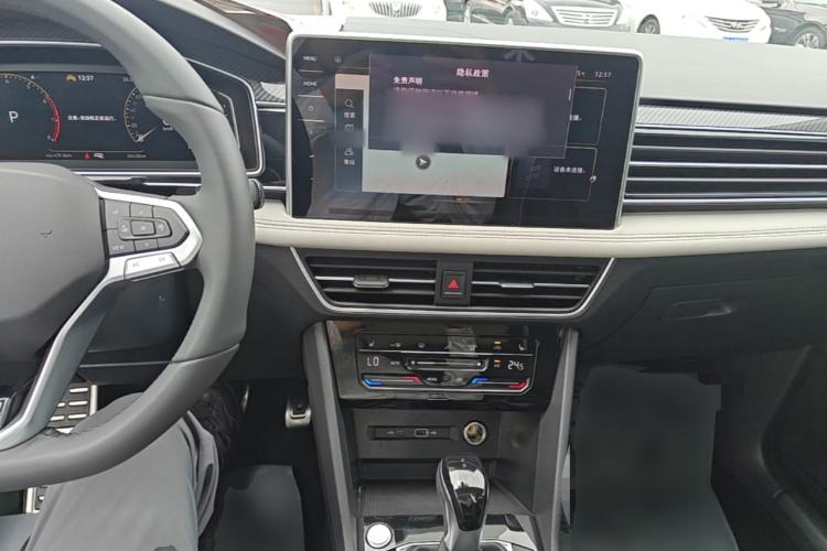 Used Volkswagen Tiguan L 2024 Outstanding Model 330TSI Automatic Two-Wheel Drive R-Line Dragon Glory Edition Center Console