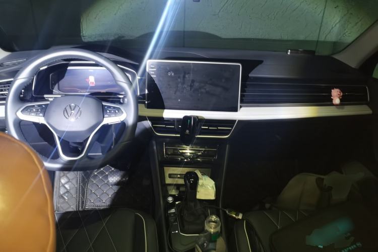 Used Volkswagen Tiguan L 2024 Outstanding Model 300TSI Automatic Two-Wheel Drive Longteng Edition Center Console