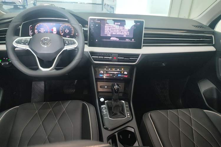 Used Volkswagen Tiguan L 2024 Outstanding Model 300TSI Automatic Two-Wheel Drive Longteng Edition Center Console