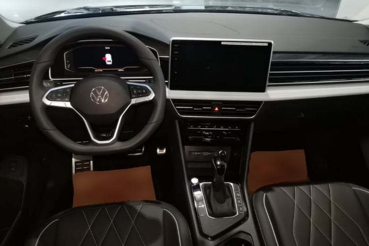 Used Volkswagen Tiguan L 2024 Outstanding Model 330TSI Automatic Two-Wheel Drive R-Line Dragon Glory Edition Center Console