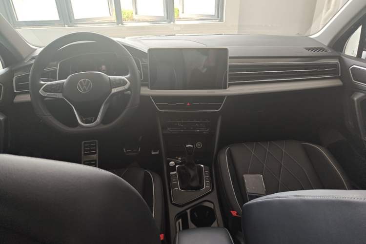 Used Volkswagen Tiguan L 2024 Outstanding Model 330TSI Automatic Two-Wheel Drive R-Line Dragon Glory Edition Center Console