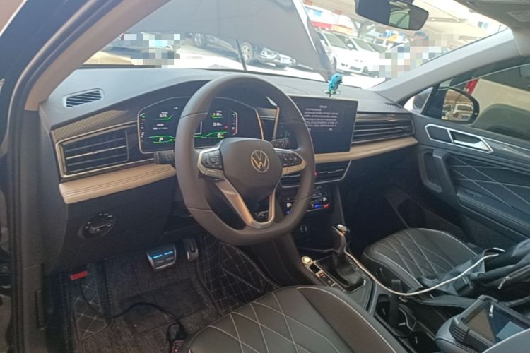 Used Volkswagen Tiguan L 2024 330TSI Automatic Two-Wheel Drive R-Line Enhanced Edition Center Console