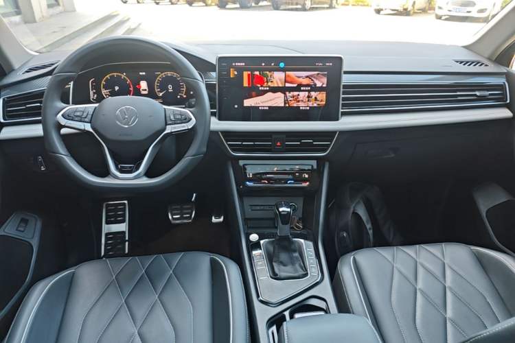 Used Volkswagen Tiguan L 2024 Outstanding Model 330TSI Automatic Two-Wheel Drive R-Line Dragon Glory Edition Center Console