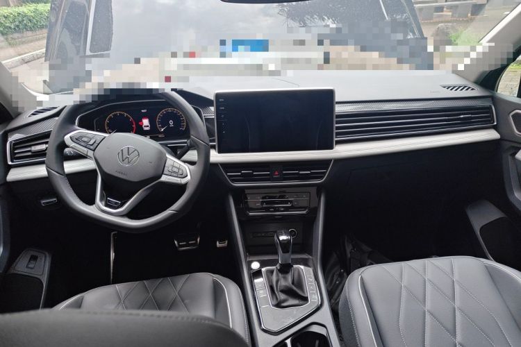Used Volkswagen Tiguan L 2024 Outstanding Model 330TSI Automatic Two-Wheel Drive R-Line Dragon Glory Edition Center Console
