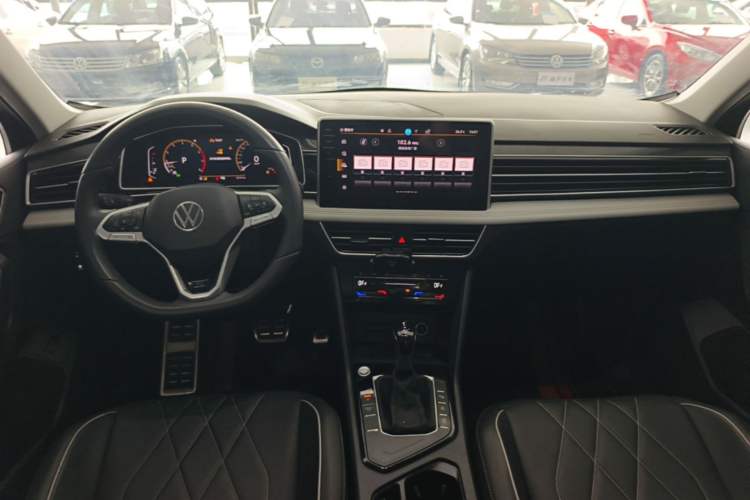 Used Volkswagen Tiguan L 2024 Outstanding Model 330TSI Automatic Two-Wheel Drive R-Line Dragon Glory Edition Center Console