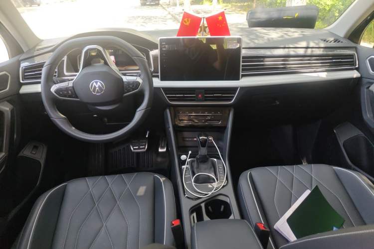 Used Volkswagen Tiguan L 2024 Outstanding Model 330TSI Automatic Two-Wheel Drive R-Line Dragon Glory Edition Center Console
