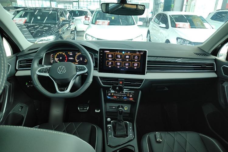 Used Volkswagen Tiguan L 2024 Outstanding Model 330TSI Automatic Two-Wheel Drive R-Line Dragon Glory Edition Center Console
