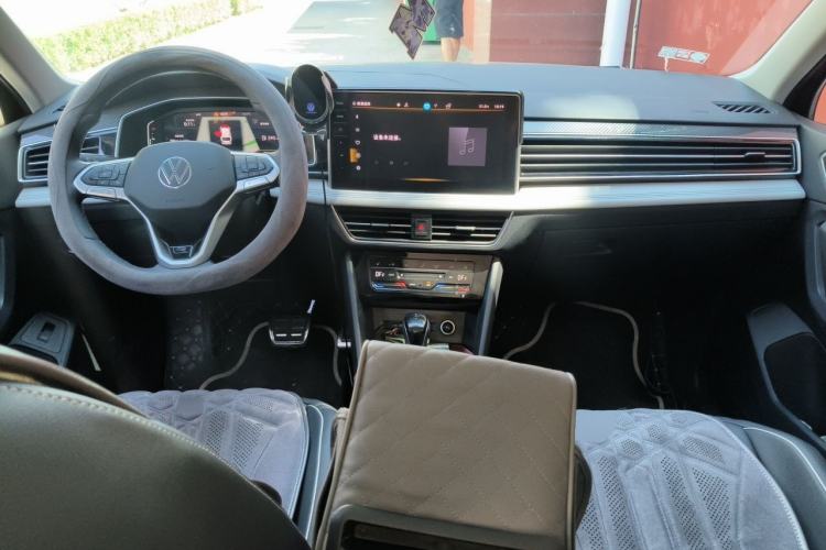 Used Volkswagen Tiguan L 2024 Outstanding Model 330TSI Automatic Two-Wheel Drive R-Line Dragon Glory Edition Center Console