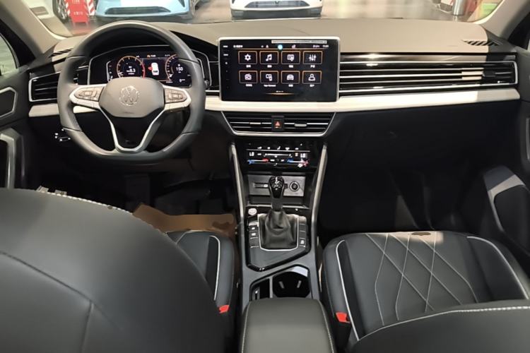 Used Volkswagen Tiguan L 2024 Outstanding Model 300TSI Automatic Two-Wheel Drive Longteng Edition Center Console