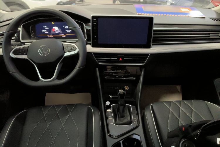 Used Volkswagen Tiguan L 2024 Outstanding Model 300TSI Automatic Two-Wheel Drive Longteng Edition Center Console