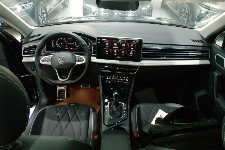 Used Volkswagen Tiguan L 2024 Outstanding Model 330TSI Automatic Two-Wheel Drive R-Line Dragon Glory Edition Center Console