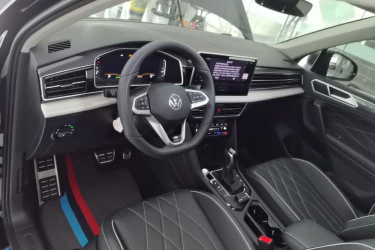 Used Volkswagen Tiguan L 2024 330TSI Automatic Two-Wheel Drive R-Line Enhanced Edition Center Console