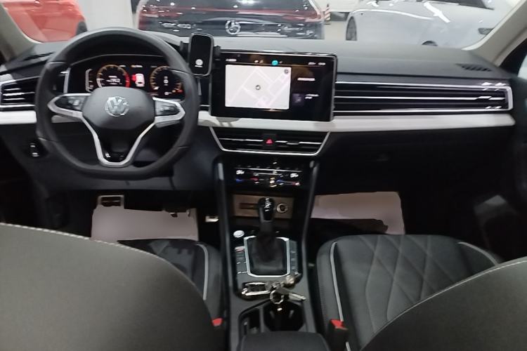 Used Volkswagen Tiguan L 2024 Outstanding Model 330TSI Automatic Two-Wheel Drive R-Line Dragon Glory Edition Center Console