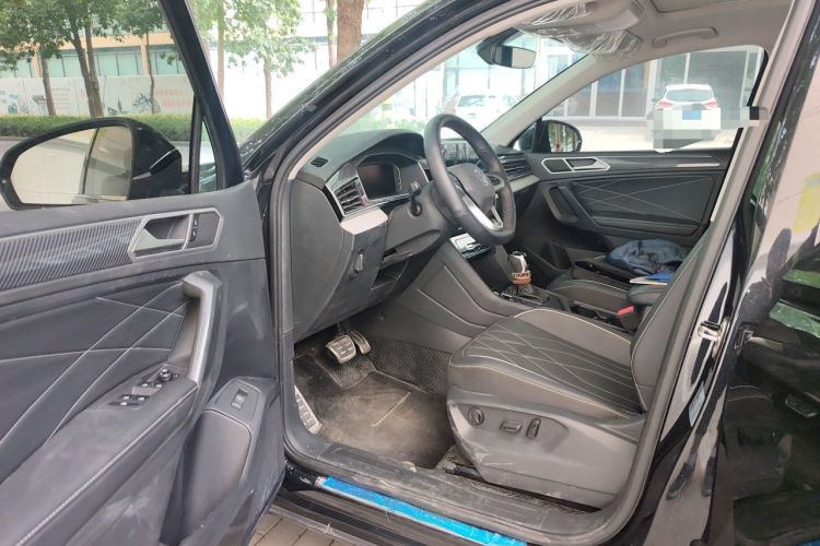 Used Volkswagen Tiguan L 2024 Outstanding Model 330TSI Automatic Two-Wheel Drive R-Line Dragon Glory Edition Driver Seat