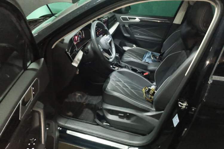 Used Volkswagen Tiguan L 2024 Outstanding Model 300TSI Automatic Two-Wheel Drive Longteng Edition Driver Seat