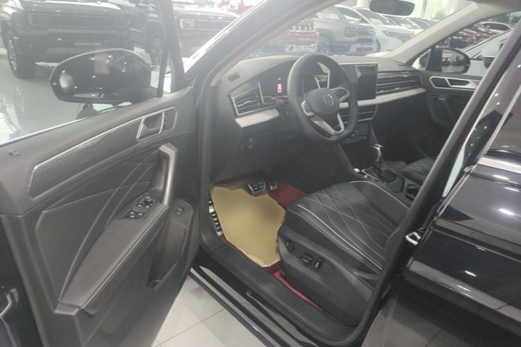 Used Volkswagen Tiguan L 2024 Outstanding Model 330TSI Automatic Two-Wheel Drive R-Line Dragon Glory Edition Driver Seat