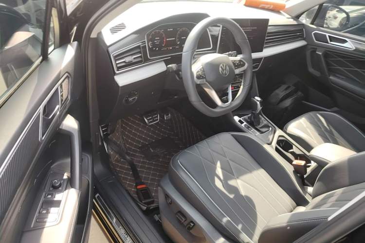 Used Volkswagen Tiguan L 2024 Outstanding Model 330TSI Automatic Two-Wheel Drive R-Line Dragon Glory Edition Driver Seat
