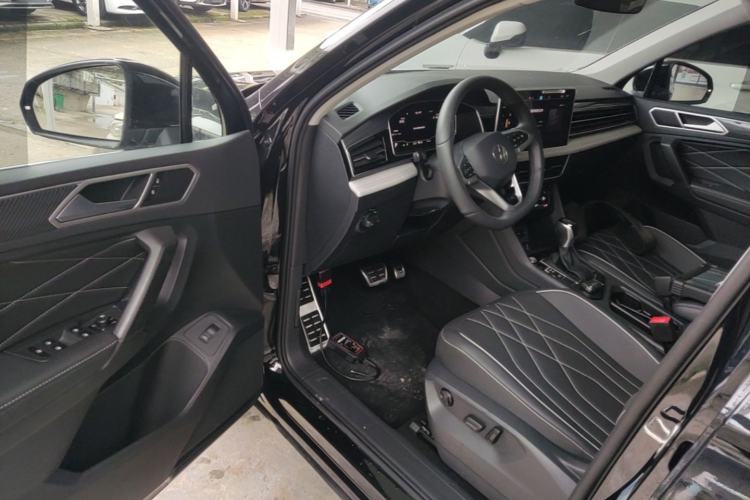 Used Volkswagen Tiguan L 2024 Outstanding Model 330TSI Automatic Two-Wheel Drive R-Line Dragon Glory Edition Driver Seat