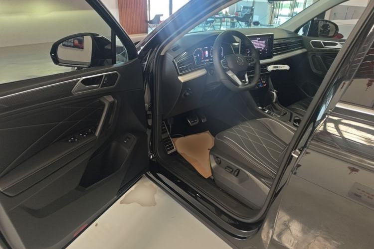 Used Volkswagen Tiguan L 2024 Outstanding Model 330TSI Automatic Two-Wheel Drive R-Line Dragon Glory Edition Driver Seat