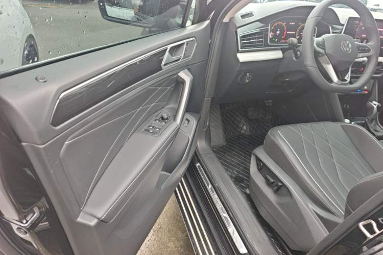 Used Volkswagen Tiguan L 2024 Outstanding Model 300TSI Automatic Two-Wheel Drive Longteng Edition Driver Seat