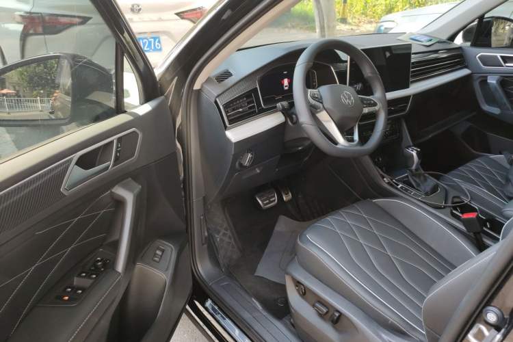 Used Volkswagen Tiguan L 2024 Outstanding Model 330TSI Automatic Two-Wheel Drive R-Line Dragon Glory Edition Driver Seat