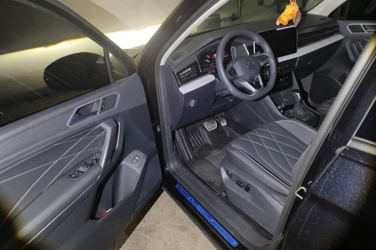 Used Volkswagen Tiguan L 2024 Outstanding Model 330TSI Automatic Two-Wheel Drive R-Line Dragon Glory Edition Driver Seat