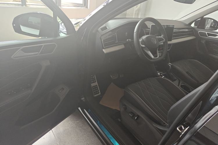 Used Volkswagen Tiguan L 2024 Outstanding Model 330TSI Automatic Two-Wheel Drive R-Line Dragon Glory Edition Driver Seat