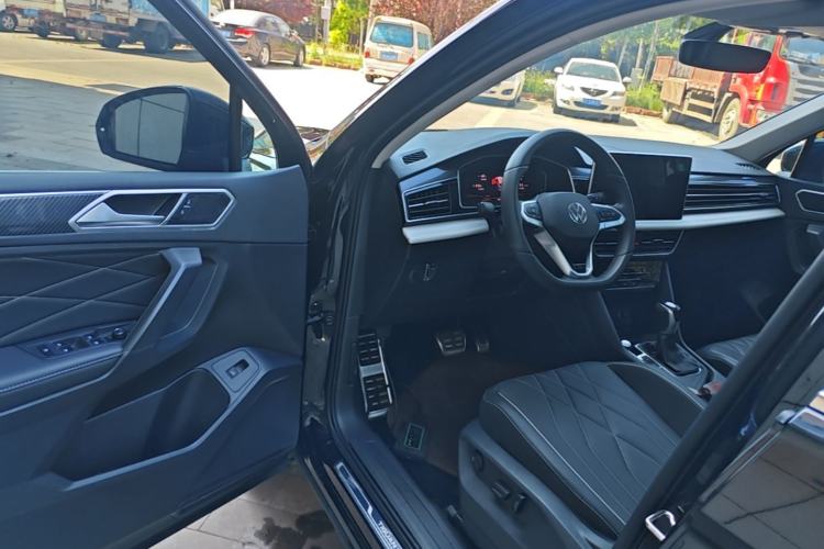 Used Volkswagen Tiguan L 2024 Outstanding Model 330TSI Automatic Two-Wheel Drive R-Line Dragon Glory Edition Driver Seat