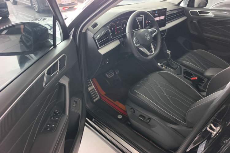 Used Volkswagen Tiguan L 2024 Outstanding Model 330TSI Automatic Two-Wheel Drive R-Line Dragon Glory Edition Driver Seat