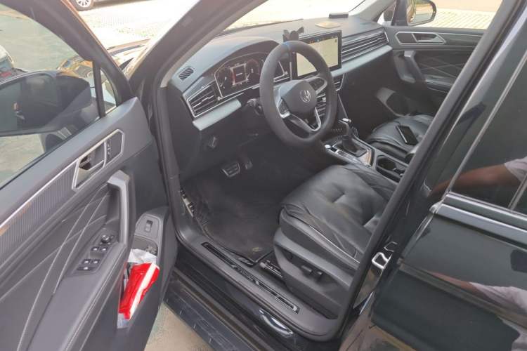 Used Volkswagen Tiguan L 2024 Outstanding Model 330TSI Automatic Two-Wheel Drive R-Line Dragon Glory Edition Driver Seat