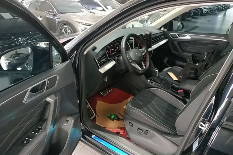 Used Volkswagen Tiguan L 2024 Outstanding Model 330TSI Automatic Two-Wheel Drive R-Line Dragon Glory Edition Driver Seat