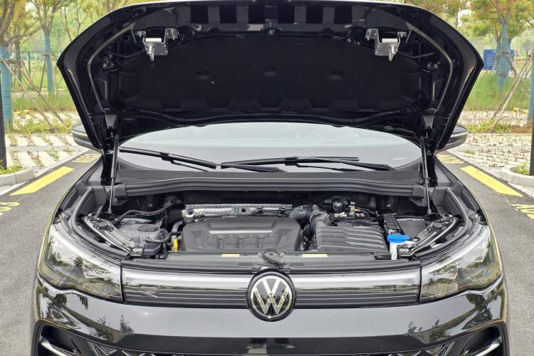 Used Volkswagen Tiguan L 2024 PRO 330TSI Two-Wheel Drive R-Line Smart Edition Engine Bay
