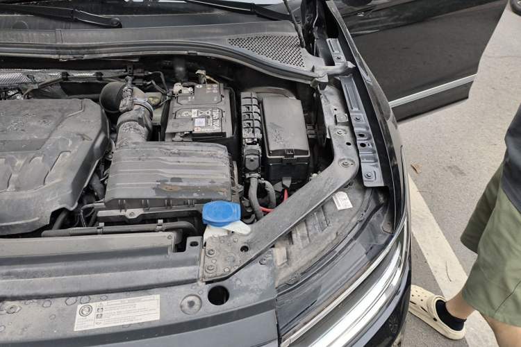 Used Volkswagen Tiguan L 2024 330TSI Automatic Two-Wheel Drive R-Line Enhanced Edition Engine Bay Left