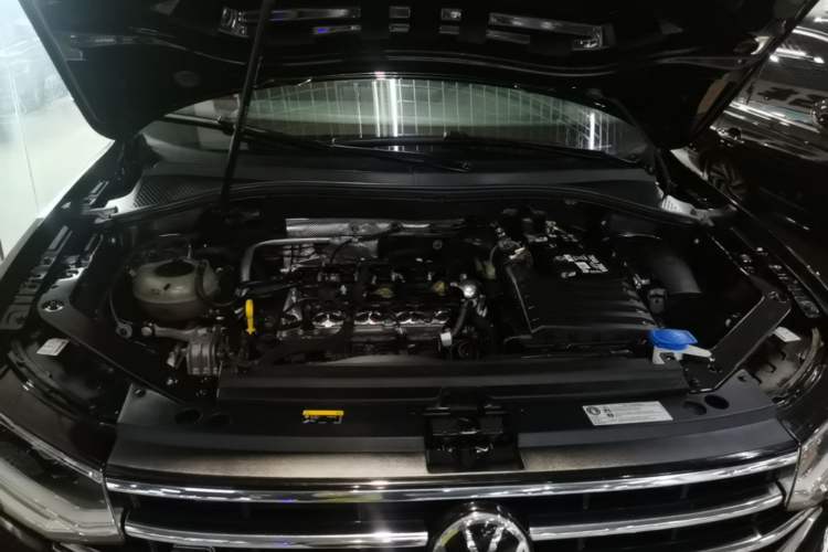 Used Volkswagen Tiguan L 2024 Outstanding Model 330TSI Automatic Two-Wheel Drive R-Line Dragon Glory Edition Engine Bay