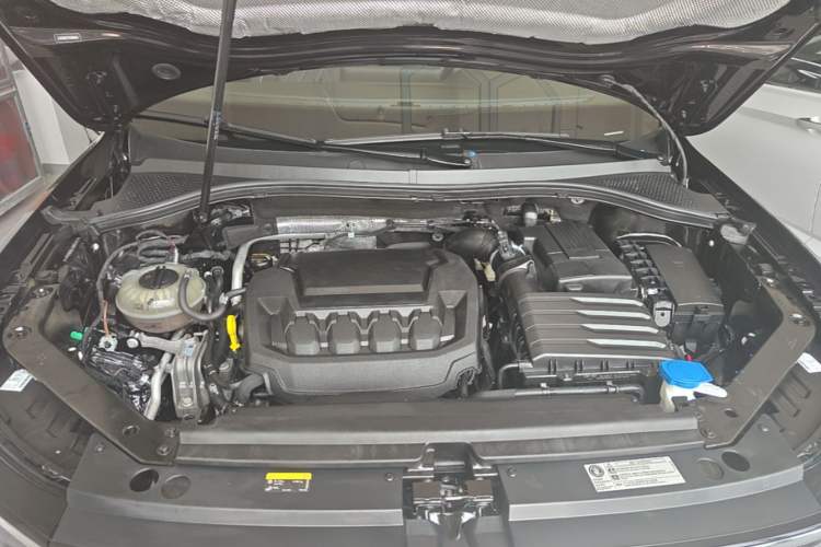 Used Volkswagen Tiguan L 2024 Outstanding Model 330TSI Automatic Two-Wheel Drive R-Line Dragon Glory Edition Engine Bay