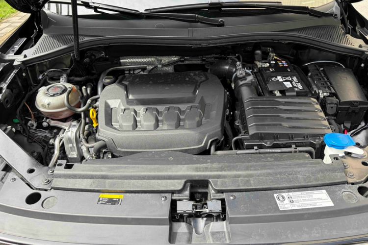 Used Volkswagen Tiguan L 2024 Outstanding Model 330TSI Automatic Two-Wheel Drive R-Line Dragon Glory Edition Engine Bay
