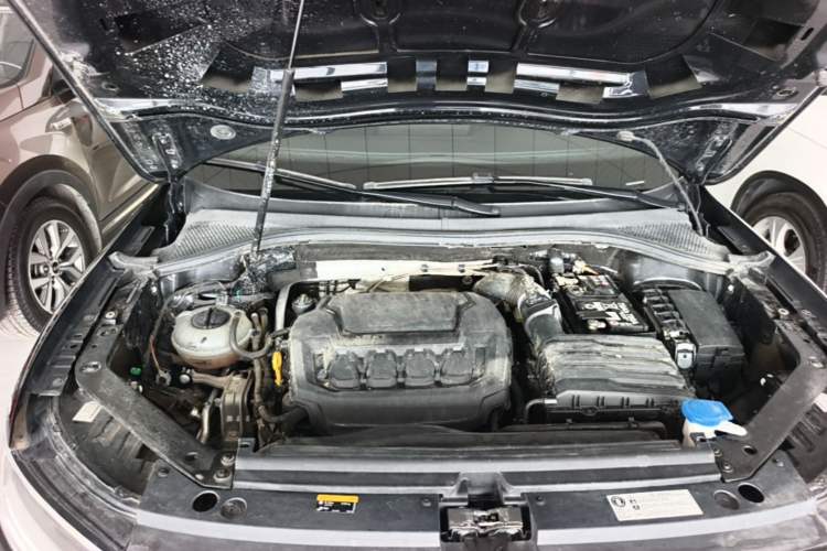 Used Volkswagen Tiguan L 2024 Outstanding Model 330TSI Automatic Two-Wheel Drive R-Line Dragon Glory Edition Engine Bay