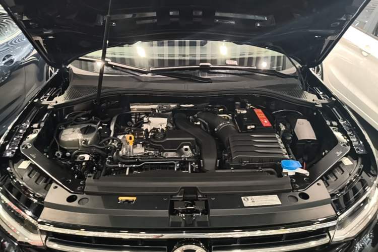 Used Volkswagen Tiguan L 2024 Outstanding Model 300TSI Automatic Two-Wheel Drive Longteng Edition Engine Bay
